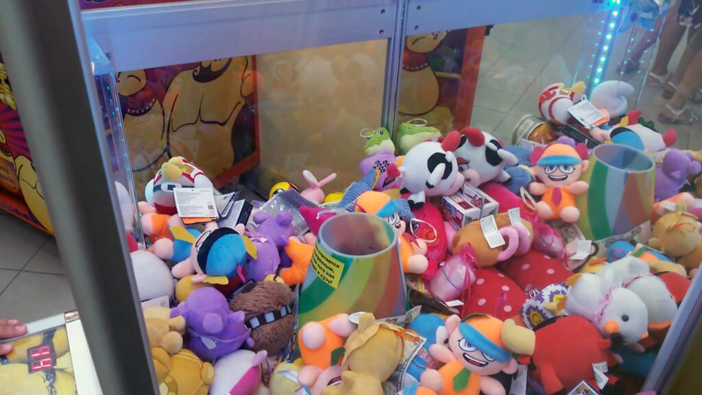 Игрушка "автомат". Автомат доставать игрушки. Выиграть игрушку в игрушечном автомате тактика. Игрушки в автомате за 10 рублей. Автомат с мягкими игрушками.