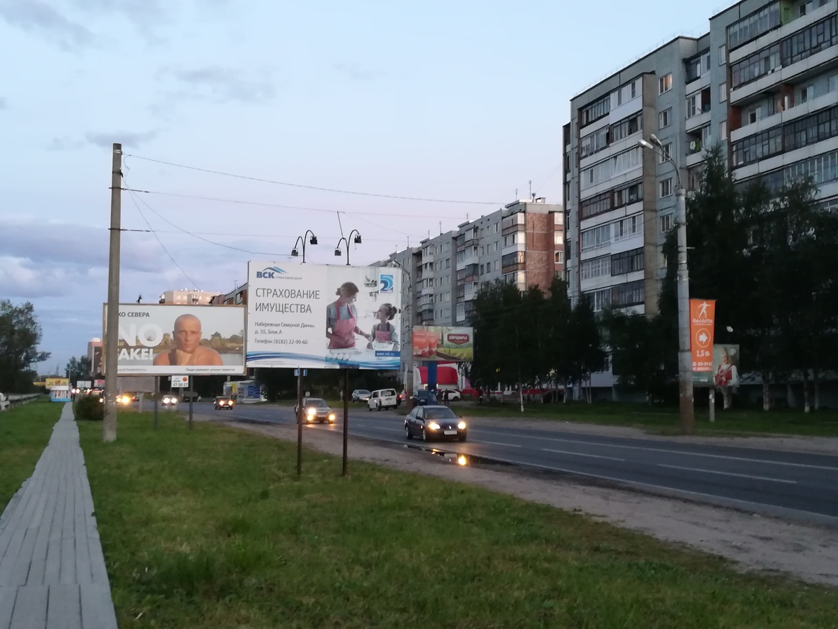 С точки зрения рекламщиков все понятно - каждый "неоднородный" банер лучше виден с любого ракурса, однако с точки зрения благоустройства города - это недопустимо.  