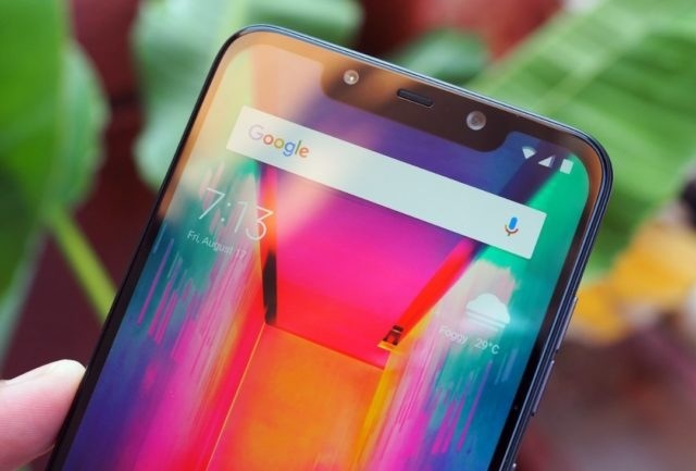 На фото представлен  сам Xiaomi Poco F1.
