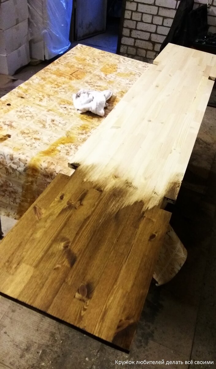 Купил два мебельных щита, в нижней полке вырезал проемы под ножки. все это дело покрыл морилкой в один слой.