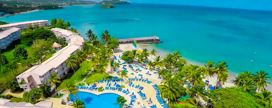 Отель St. James's Club Morgan Bay, расположенный в живописном месте в заливе Чок Бэй, располагает 4 открытыми бассейнами и спа-салоном. Кроме того, в этом большом курортном отеле к вашим услугам 8 ресторанов и баров с видом на пляж, сад или бассейн. Светлые номера с кондиционером оформлены в современном стиле и оснащены кофеваркой и спутниковым телевидением Для гостей отеля St. James's Club Morgan Bay работает ресторан "шведский стол", ресторан с обслуживанием по меню и ресторан изысканной кухни. Также можно посетить гриль-ресторан, лаундж-бар и бар у кромки бассейна. Вы можете поиграть в теннис на теннисном корте курортного отеля и заняться такими водными видами спорта как катание на водных лыжах, сноркелинг и парусный спорт. Более того, в курортном отеле оборудованы волейбольные площадки, работают фитнес-классы и детский клуб. В зонах общественного пользования предоставляется бесплатный Wi-Fi. Родни Бэй Марина и ближайшее поле для гольфа находятся в 10 минутах езды от отеля. До города Кастри - 5 км.