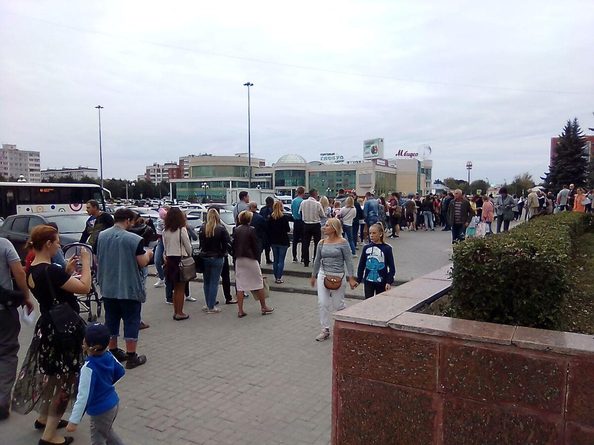 Люди стоят у администрации Коломны для того чтобы поставить проголосовать против проекта строительства МПЗ в Мячково, 12 сентября 2018 года