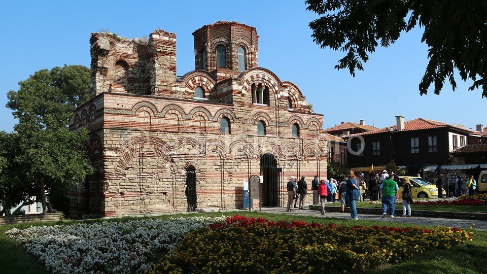 Узкие каменные улицы старого Несебра создают впечатление средневекового города