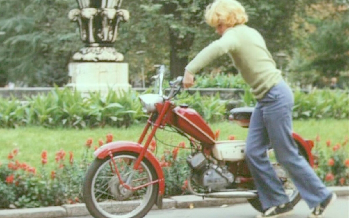 Модель ЛМЗ-2-152 (Верховина-4). Производился с 1973 года.  Уже «мопедное» седло (с бардачком под сидением), немного изменённый бак.  В фильме "Приключения Электроника" показан мопед, похожий на модель Верховина-4. После детального изучения стало ясно, что данный мопед был собран из деталей частично от Верховины-3, частично от Верховины-4.