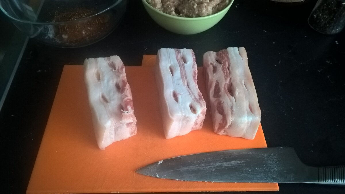 готовим смесь для маринада соль, перец, смесь приправ для мяса и хорошенько перемешиваем и обмазываем куски сала.