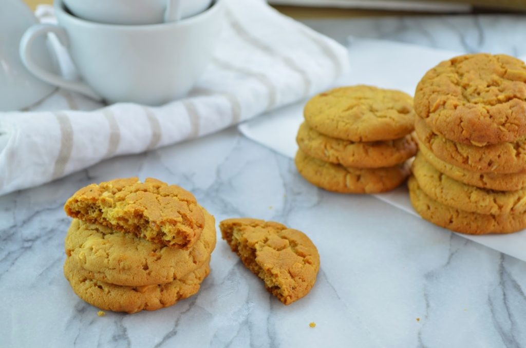 Сытное, вкусное и нежное печенье, с хрустящей корочкой. В сочетании с тёплым молоком, может послужить полноценным завтраком, когда нет времени.