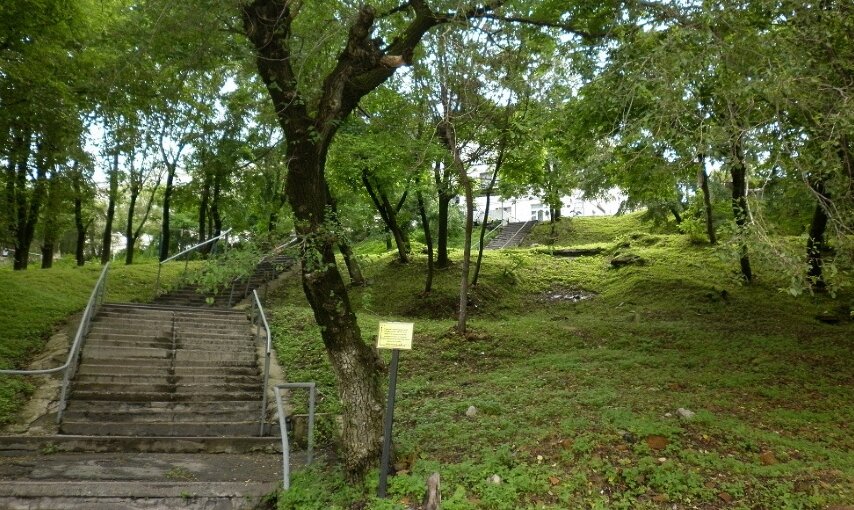 Трап на территории 51-го отряда и камбуз на первом этаже здания наверху. С половиной коровы на плечах по трапу. Да по жаре за 30...