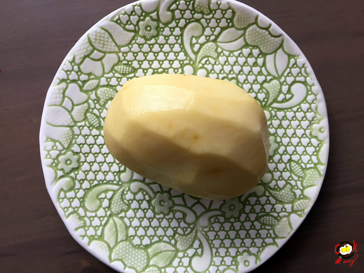 Очищаем картофель