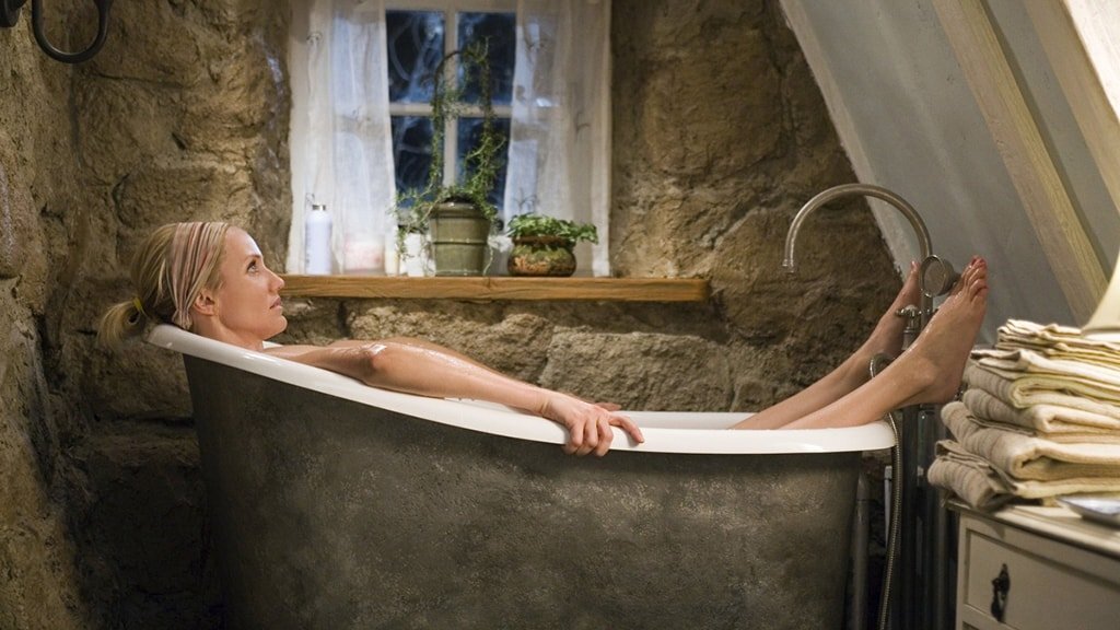 Производство:	США / 2006 / 2ч. 18м. / 16+ Жанр:	Комедия, мелодрама
В ролях:	Кэмерон Диаз, Кейт Уинслет, Джуд Лоу, Джек Блэк, Илай Уоллак, Эдвард Бёрнс, Руфус Сьюэлл и другие
Режиссер:	Нэнси Майерс
Сюжет:	Увлекательная комедия «Отпуск по обмену» 2006 года свела на съемочной площадке двух красоток – Кэмерон Диаз и Кейт Уинслет.
Кто не в курсе, есть такая фишка, на праздники меняться домами. Встретишь Новый год в другом мире, в новой обстановке, и жизнь может кардинально поменяться в лучшую сторону. Две девушки, которые расстались с парнями из-за постоянных измен, решили махнуться квартирами. Загвоздка только в расстоянии! Айрис живет в Лондоне, а Аманда в Южной Калифорнии. Но километры не проблема, когда хочется все бросить, забыть и сбежать из дома на другой конец света!