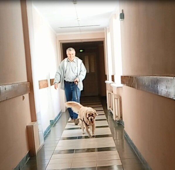 Эдик и Куба идут по рабочему коридору