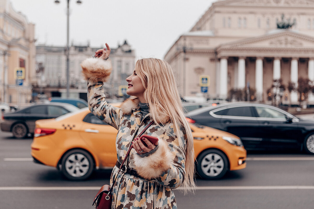 Вот моё пальто — зимнее, из 100% шерсти, с утеплителем и натуральным мехом, пышной юбкой. Необычного защитного цвета.