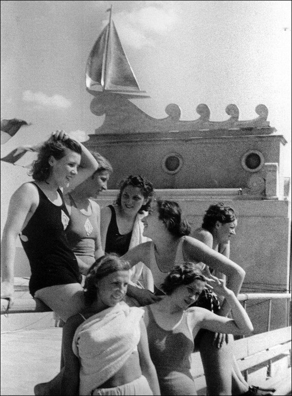 Ялта. Спортсменки - любители клуба "Динамо"