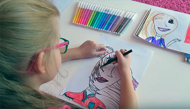 Девочка рисует