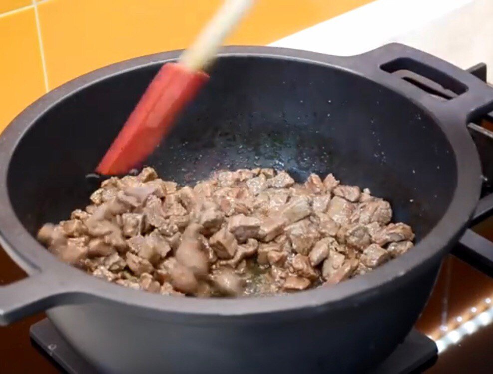 Обжариваем мясо