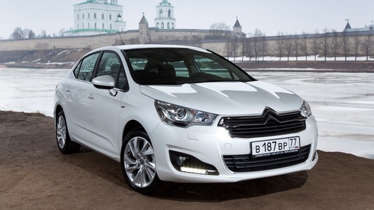 Toyota отзывает 1 млн автомобилей из-за риска возгоранияКомпания Toyota объявила глобальную отзывную кампанию, в рамках которой отправит на сервисные станции более миллиона автомобилей. Японцы обнаружили, что две модели, Prius и С-HR, склонны к возгоранию.В России отзывают на ремонт более 20 тысяч автомобилей ToyotaВ четырех моделях марки Toyota в России нашли дефекты пресловутых подушек безопасности Takata, из-за которых многим владельцам предстоит внеплановый визит на сервис.В России уже отзывают на ремонт новые Hyundai Santa FeКомпания Hyundai обнаружила конструктивный просчет в кроссоверах Santa Fe нового поколения, который может оказать влияние на работу подушек безопасности. Чтобы исключить любые негативные сценарии, автомобили уже отзывают на ремонт.В России отзывают на ремонт глохнущие седаны Lexus LSФлагманский седан марки Lexus стал фигурантом новой отзывной кампании из-за некорректной работы системы старт-стоп. Оказалось, что Lexus LS может заглохнуть на ближайшем же светофоре.Toyota отзывает на ремонт 2,5 млн дефектных автомобилейКонцерн Toyota снова объявила массовый отзыв по всему миру. На этот раз на сервисные станции придется отправиться почти 2,5 млн гибридным автомобилям из семейств Prius и Auris. К счастью, дефекты на безопасность передвижения не влияют - никаких инцидентов из-за замеченной японцами проблемы пока не зафиксировано.В России почти 3 тысячи дефектных Peugeot и Citroen поедут на ремонтФранцузский автоконцерн обнаружил конструктивные недостатки сразу в нескольких моделях Peugeot и Citroen. Часть автомобилей отправят на сервис для ревизии тормозов, а у некоторых машин переустановят задние стекла