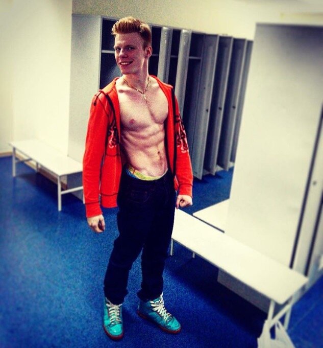 Мечтал со школы стать мастером зубных дел. Закончил медицинский университет в Москве ( МГМСУ ). Вот 10 фактов обо мне: