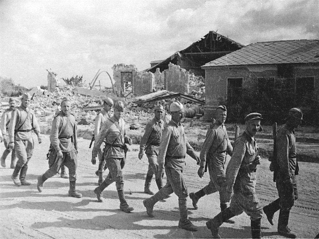 Солдаты идут через мост не. 1944 Год ВОВ. Военная дорога 1944 год. Солдатские дороги.