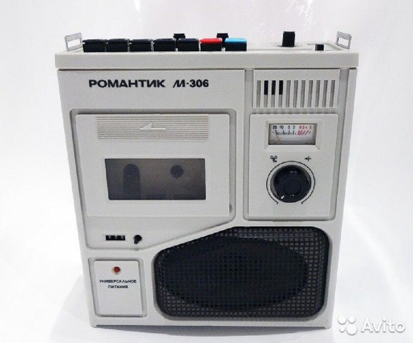 Точная копия моего). Синяя открывала кассетник. Красная была для записи. Вообще помню и остальные кнопки, но вряд ли это будет интересно. 
Фото из интернета. 