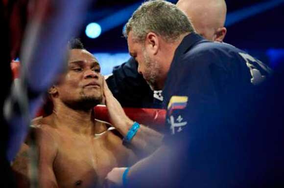 Элейдер Альварес со своим тренером Марком Рэмзи в перерыве боя с Ковалевым...