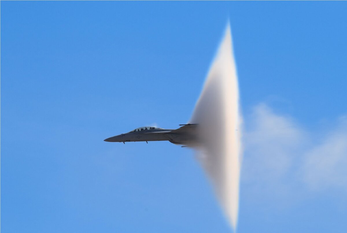 F-18 переходит на сверхзвуковую скорость.