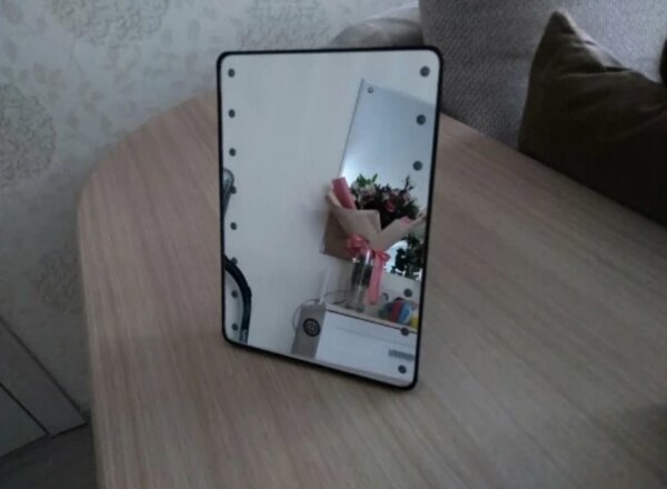 Посередине находиться кнопочка, включения и выключения. Сильно нажимать на него не приходиться работает с мягкого нажатия.