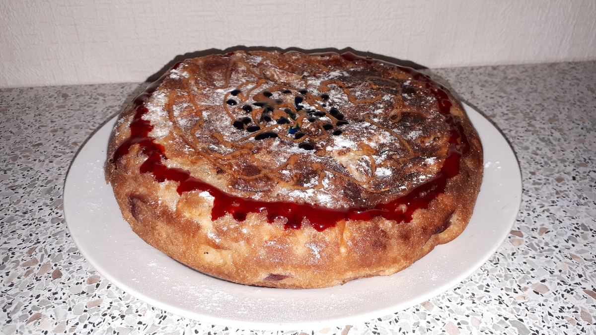 Шарлотка с яблоками и ягодами