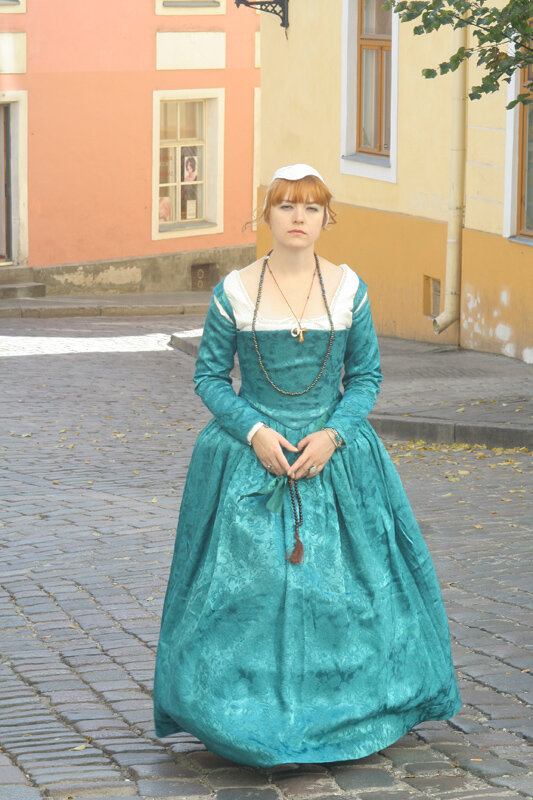 Десять лет назад я сшила фантазийное платье как бы тюдоровского стиля - чтоб понять, как же они во всем этом ходили? Фото Лады Лансковой, 2009, Таллинн