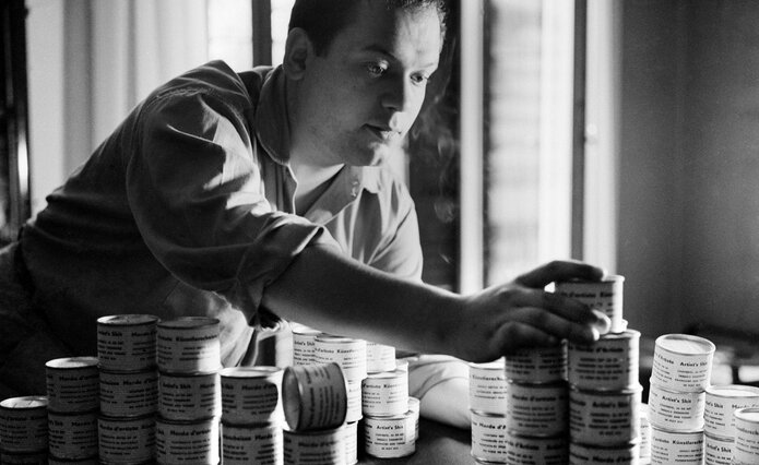 А вот и сам маэстро! Просим любить и жаловать.