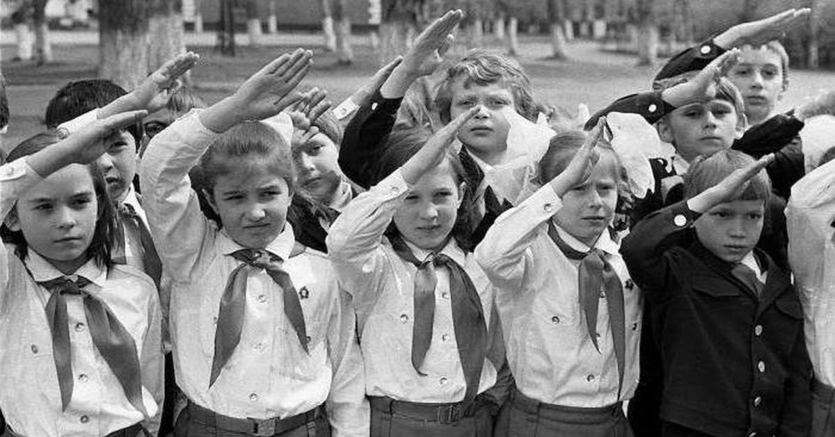 В пионеры я попал с третьего раза. В первый раз меня и не рассматривали. Перед вторым приёмом в пионеры, я выпрыгнул в окно с первого этажа класса в клумбу с цветами. Рядом завуч с классом, сажала цветы. Так, что? Но, было мнение, чем больше пионеров, тем больше строителей коммунизма. Меня и приняли. А после учебного года я попал в городской пионерский лагерь, в ту самую школу в Крылатском. Было две смены. Я попал в первую, с середины июня. Отряда было два или три. Я был во втором. В моей школе меня знали и боялись, за мою активность и непредсказуемость. А в лагере, я был как все – тихий. Потом начали выбирать «руководство отрядом». Меня и выдвинули аж в Председатели совета отряда (большой буквы). Так я впервые стал законно избранным лидером. (Элита). Две лычки. Поэтому и впечатление об этой смены с руководящей стороны, незабываемые. 
Школа конечно нормальная по тем временам, типовая их в области было много. Через год в Трёхгорке я был в такой же школе. Профессорско-преподавательский состав не помню. А вот природу? Может потому, что это первая руководящая командировка, запомнилась на всю жизнь. 
Школа была не на самом высоком холме, но вид в сторону Москвы открывался великолепный. Особенно в по утрам и до обеда. Вся Москва как на ладони. Такая панорама! Представьте утренняя дымка вблизи, внизу река, загогулиной, потом слева Татарово, справа крутой берег реки и дальше на возвышенности строительство университета. Или ещё не было университета? Нет был. Ну, а в центре Москва. Хорошо были видны высотки. Сколько их тогда было не помню. Я любил смотреть на эту панораму. Представьте, человек в галстуке, «при власти», две лычки, а внизу Москва. Помните картину с Наполеоном? Сколько гордости в душе Председателя совета отряда. 
Вот помню готовились к конкурсу отрядной песни. «По долинам и по взгорьям». Конечно! Я был командиром с повязанной головой и с кровью на рукаве. 
Купались мы редко. Но каждый спуск к реке был праздником. Нас всё время считали, и я считал. 
Вокруг на холмах было много орешника. Это было просто царство орешника. Хотя орехи ещё не созрели, но мы их уже пробовали. Но, зато была земляника. Спускались и к роднику, но вода была очень холодная. 
Помню какой-то Дом отдыха, ходили на экскурсию. 
А, ещё мне запомнилась тропинка, которая вела от шоссе к школе или от школы к шоссе. По воскресеньям, с утра мы собирались и ждали родителей, которые нас должны были навещать. Это не предсказуемая радость увидеть и почувствовать, что появилась моя Матушка. 
Но, меня больше всего, поразила церковь. Я, тогда впервые попал в такое большое строение и такое запущенное. Мне сначала показалось, что там никогда не ступала нога человека. Я любил бывать в этой церкви. Там было удивительное эхо, и я был один. Мне кажется, что именно тогда я стал задумываться о бренности нашей жизни. 
Со мною, в церкви, что-то происходило. Тогда я не задумывался. А вот теперь попробую объяснить. Мы помним это утверждение, что окружающие нас предметы собирают о нас информацию и хранят её. Вот сегодня возвращаясь к тем, своим, умозаключениям думаю, что на меня влияла эта информация. Я её чувствовал. Сколько мне было 10-12 лет. Я был чистый как утренняя роса. И я впитывал всё. Мне казалось, что кто-то со мной разговаривает. Кто-то мне чего-то говорит. Конечно я ничего не слышал, конечно это было не так. Но? Мне так казалось. 
А сейчас наша оболочка, какая там, первая, вторая такая «защищённая», что, получив ожёг и то долго вспоминаешь. Что это со мной? 
Прошу, не думайте, обо мне с ехидством. Для своего возраста я нормальный. От 1000 до 1 сосчитать могу. Кстати попробуйте и вы. Взяв секундомер сосчитать от 1000 до 1, вслух. За какое время и сколько сбоев сделаете. 
И ещё. Я атеист по безграмотности. Я так думаю, что мне в жизни не хватало этой грамотности. Может быть жизнь пошла бы по-другому? Хотя вряд ли. 
За неточности не ругайте. Что и как запомнил, что и как сохранил то и пишу.
