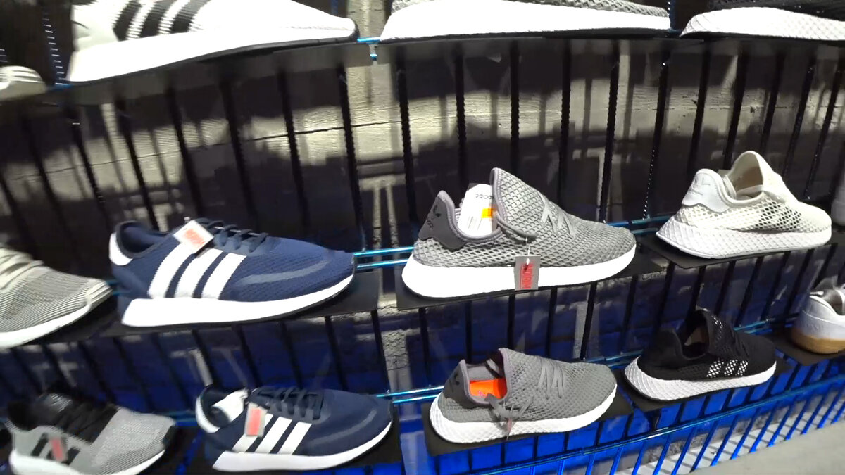 Универсам группировка адидас. Адидас ДЕПОРТ. Adidas Sankt Petersburg. Адидас кроссовки в метро 1905 года. Gu0214 adidas.