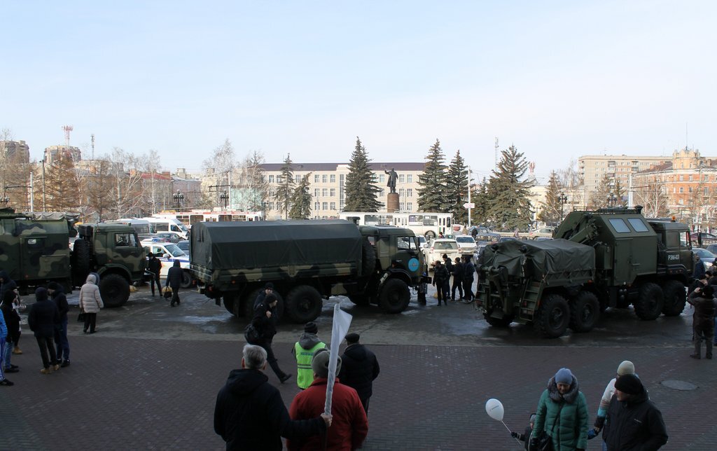 1. На привокзальной площади Минобороны развернуло небольшую выставку российской техники - Т-34, КАМАЗы, Уралы, БТРы.

