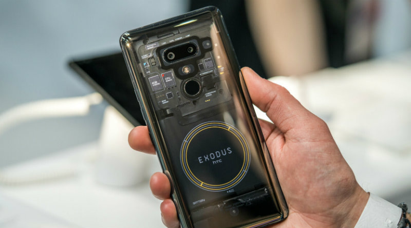 HTC Exodus 1 оснащен корпусом с прозрачной задней панелью и 6-дюймовым экраном с разрешением 3200×1800 пикселей и соотношением сторон 18:9. Внутри установлены процессор Snapdragon 845, 6 ГБ оперативки и 128 ГБ встроенной памяти. Аккумулятор емкостью 3500 мАч поддерживает технологию быстрой зарядки Quick Charge 3.0.Корпус новинки защищен от воды и пыли по стандарту IP68. Камер четыре — две сзади (12+16 Мп) и две спереди (8+8 Мп). Имеются USB Type-C, стереодинамики BoomSound и поддержка фирменной технологии Edge Sense — некоторые функциями смартфона можно управлять за счет сдавливания граней смартфона. 
