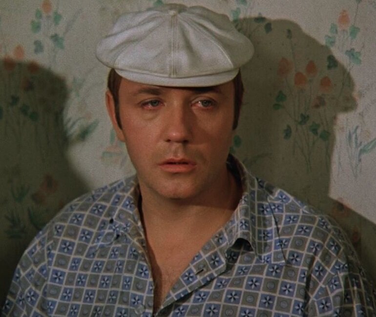 Он пьянствует из-за неудовлетворённых амбиций, а они у него ого-го. Кадр из фильма «Афоня» (1975). Скриншот.