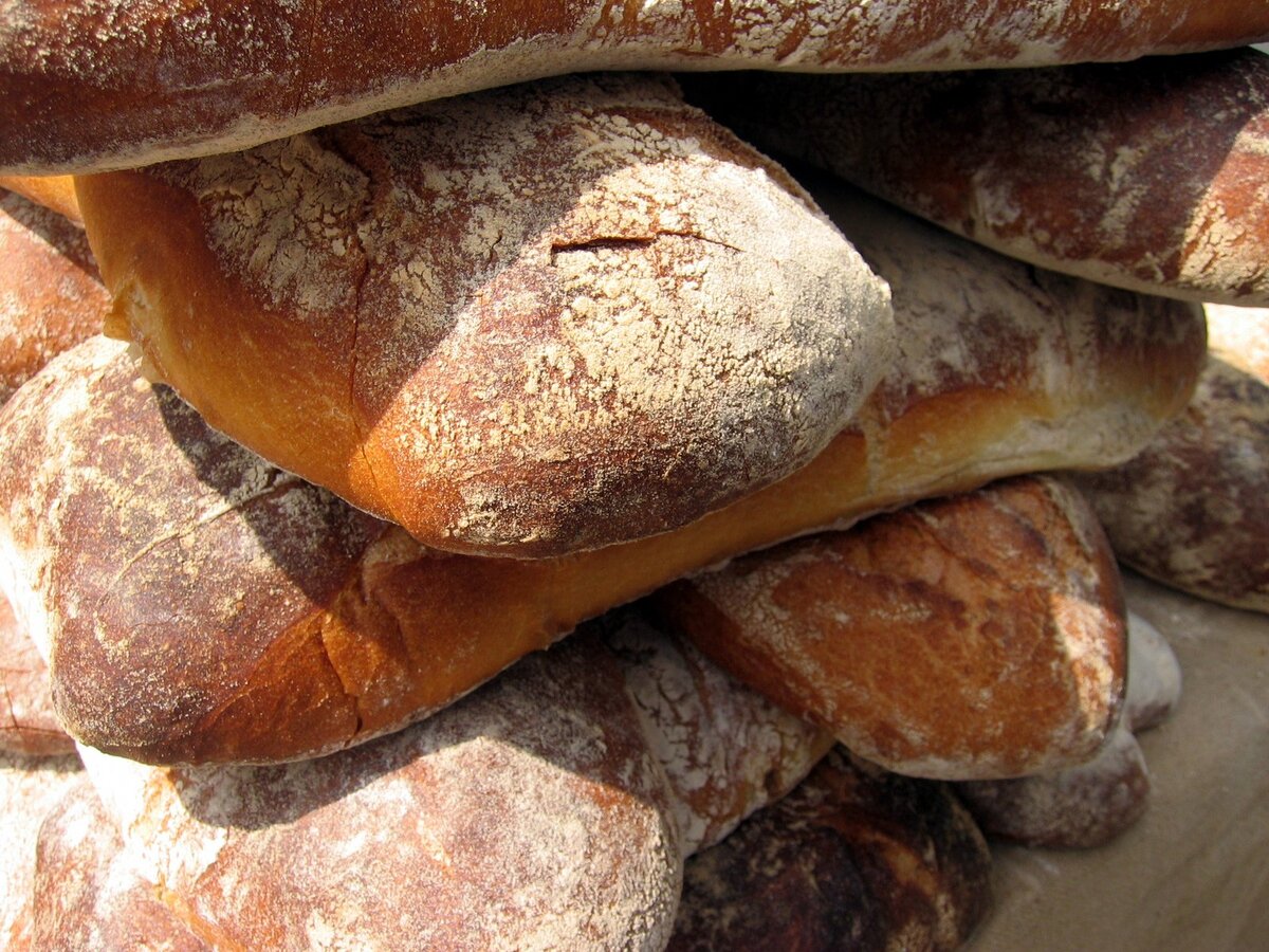 Булки белого хлеба.