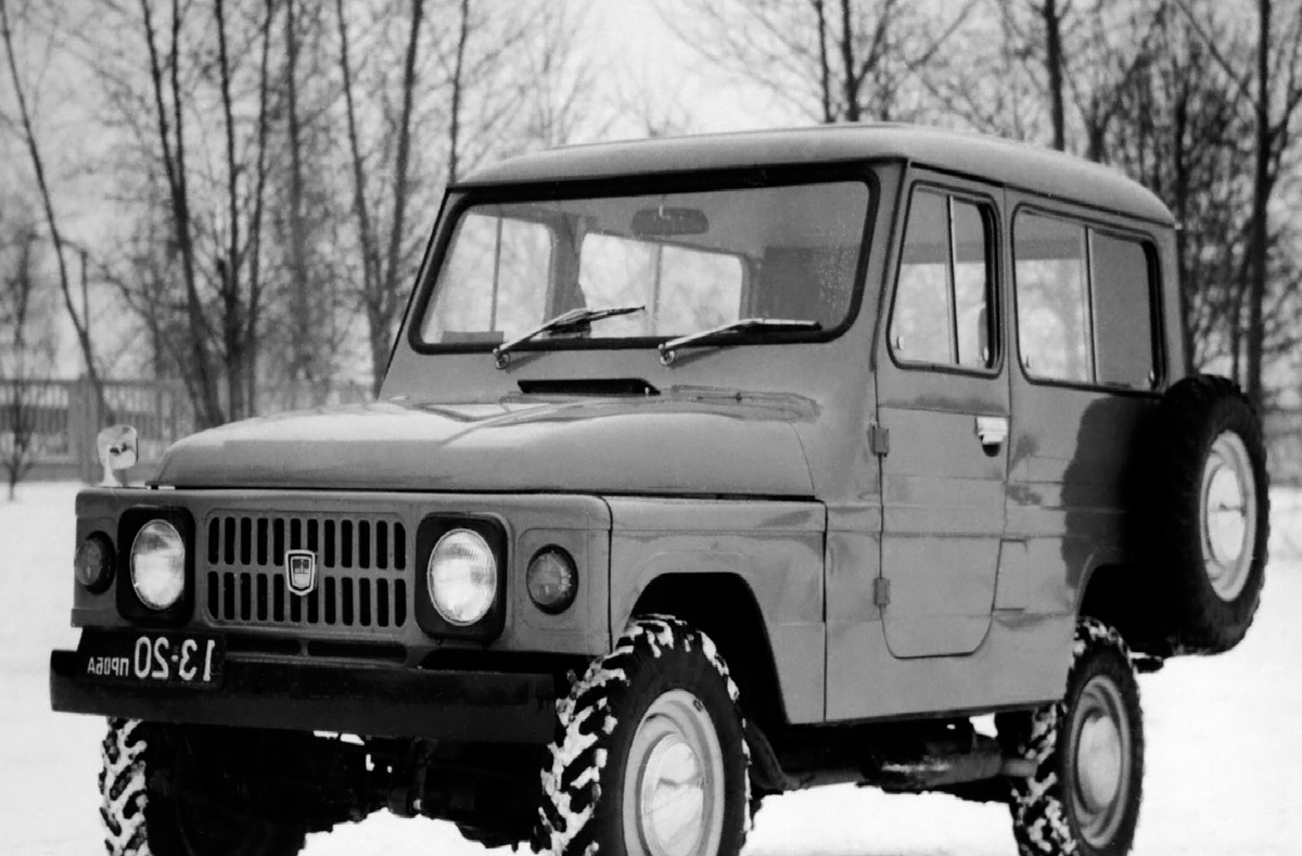 «АЗЛК» показал «Москвич 2150» - неразрезные мосты, лонжеронная рама, жестко подключаемый мост, блокировка заднего дифференциала, рессоры в подвеске. Проект «АЗЛК» уже в те годы выглядел немного устаревшим и напоминал лишь слегка облагороженный «УАЗ».