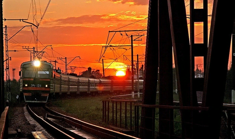 В вагоне электропоезда ехали. Красивый поезд. Поезд на закате. Поезд картинка. Железная дорога закат.