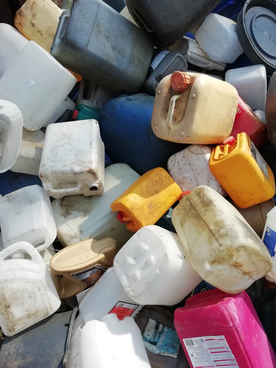  канистры принимаются из под моторного масла,тосола,и других технических жидкостей.