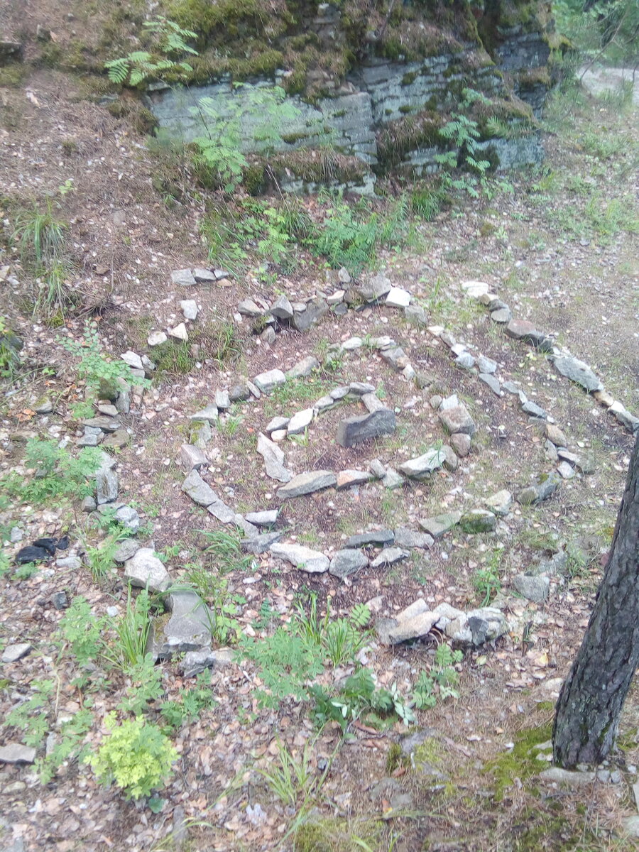 Вот такие выкладки можно увидеть в старых каменоломнях у Индейской деревни (сейчас их называют Шарташскими мегалитами)