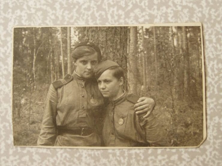 После возвращения в Ленинград Вера была отправлена в Кронштадт служить в офицерскую столовую и отправлена на фронт после сопротивления сексуальному домогательству одного из офицеров. Взято из открытых источников.