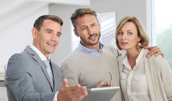 *Успешный риелтор вместе со счастливыми клиентами!))