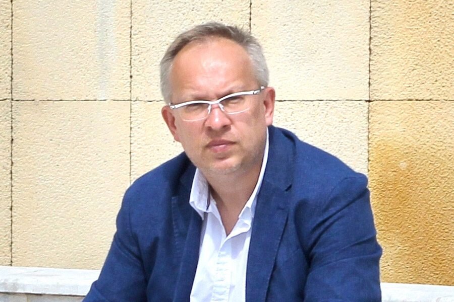 2019 год будет для компании годом отработки направления «зарубежной недвижимости» как стратегического. Об этом InfoPro54 рассказал директор и собственник ООО «Консалтинговая компания «Назаров и Партнеры» (бренд Nazarov&Partners) Александр Назаров. — Александр, можете оценить ситуацию на рынке зарубежной недвижимости? Наблюдаете ли вы рост интереса к таким покупкам со стороны сибиряков, новосибирцев? 

— Количественную оценку в целом по рынку мне дать сложно, так как для этого нужно проанализировать информацию таможни, а также структур типа нашего Росреестра во всех странах мира. С другой стороны, в России единицы компаний, которые занимаются зарубежной недвижимостью, и в регионах такие сделки заключаются нечасто. Оценочно, 80-90% всех продаж зарубежки в РФ — это Москва и Санкт-Петербург.

Однако точно могу сказать, что сегодня на рынке востребовано все. Для недвижимости в любой стране и в любом городе есть свой покупатель, которому она может быть интересна.

В такой ситуации заниматься зарубежкой сидя в регионах и ориентируясь на местного клиента — практически утопическая история. Экономика этого бизнеса будет смешной. У всех новосибирских компаний, которые начинали работать на этом рынке, средний срок существования составлял 1 год. Исключений было, буквально, два-три — «Славянская Артель» несколько лет успешно занималась Болгарией. Они работали масштабно, на уровне глав администраций и регионов встречались, договаривались на верхах. Провели сотни сделок. Потом, правда, насколько я знаю, все успокоилось. Сейчас рынок прокачивает ГЖА ЦИП Алексея Котлова, они специализируются на Таиланде, возобновили проведение профильных выставок, журнала. Испанией какая-то компания долго занималась — не помню название. Мы работаем с зарубежкой уже девятый год. И стараемся работать в более высоком ценовом сегменте. В основном же, если вы на сайтах агентств недвижимости увидите услуги по зарубежной недвижимости, то это больше для имиджа, целенаправленно это никто не развивает, в лучшем случае — разовые сделки, либо интеграция в платформу и CRM зарубежных сайтов, выставляющих свои объекты.