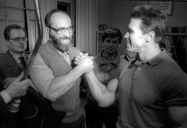 Юрий Власов и Арнольд Шварценеггер в спортивном зале «Атлетика» (Москва, 1988 год)