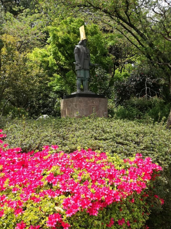 Памятник правителю Маэда Тосииэ.  