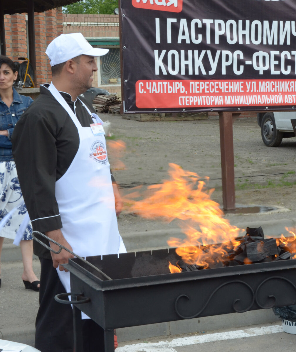 Мясниковский район Ростовской области полностью оправдывает своё название: в его райцентре - селе Чалтырь - насчитывается 125 заведений общественного питания на 9 тысяч посадочных мест. Чалтырь можно по-праву назвать южной столицей шашлыка, поскольку здесь знают толк в мясе и умеют его готовить так, что на шашлыки сюда едут специально из Ростова и останавливаются многие автопутешественники. 