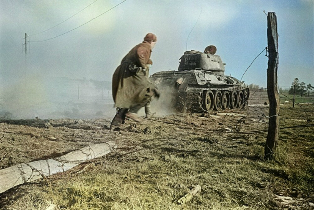 Бои в Восточной Пруссии. Танковая атака с участием пехоты. Автор: Аркадий Шайхет. 1945 г.