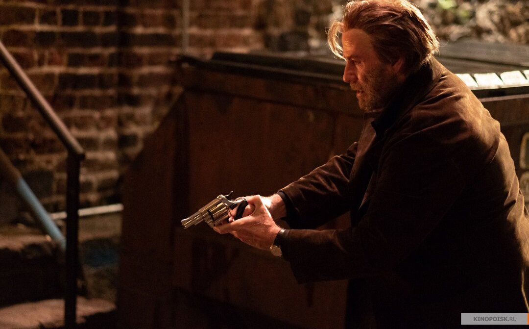 После бешеного отжига Джона Траволты в "Из Парижа с любовью" (2009) я, признаться,  всё ещё не теряю надежду, что когда-нибудь он снова побреется налысо и отчебучит нечто подобное. Увы, не сегодня. 