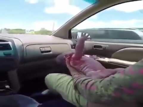 Женщина родила ребенка по дороге в больницу на глазах у мужа и детей.