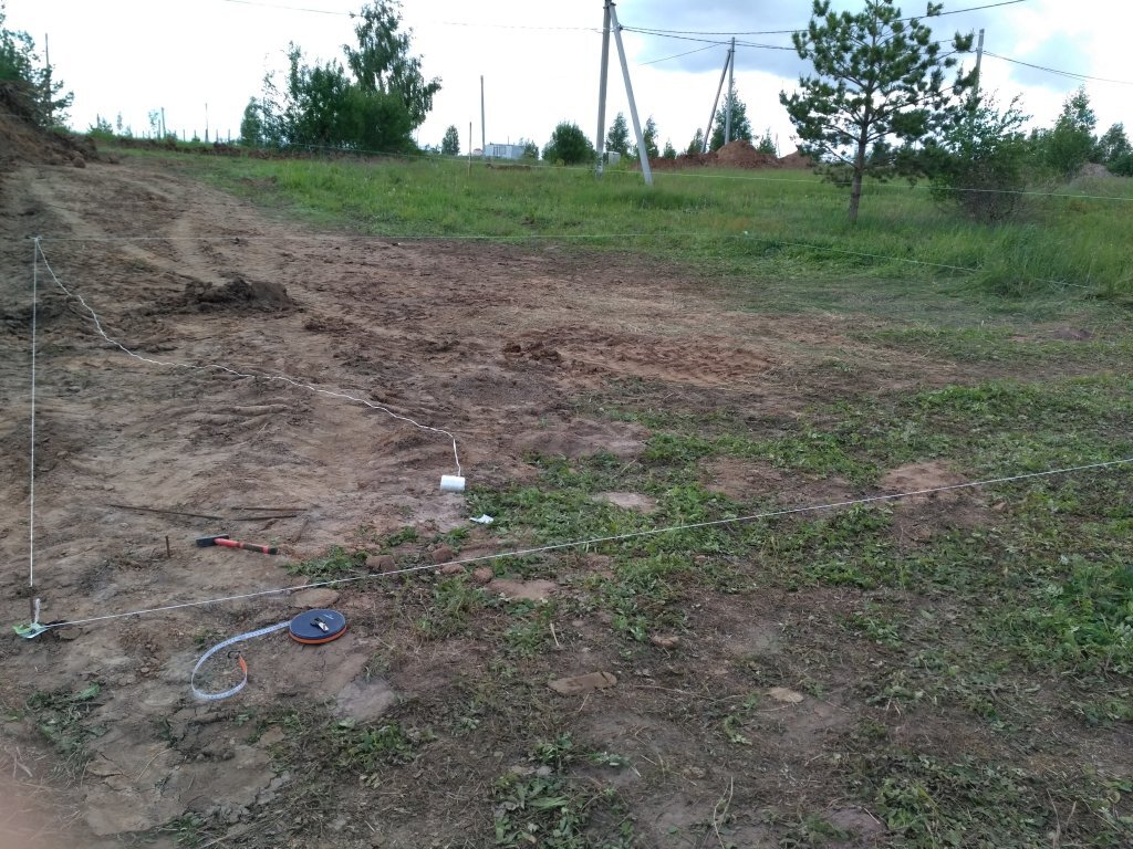 Фото с участка. Первые попытки разметить территорию до начала строительства