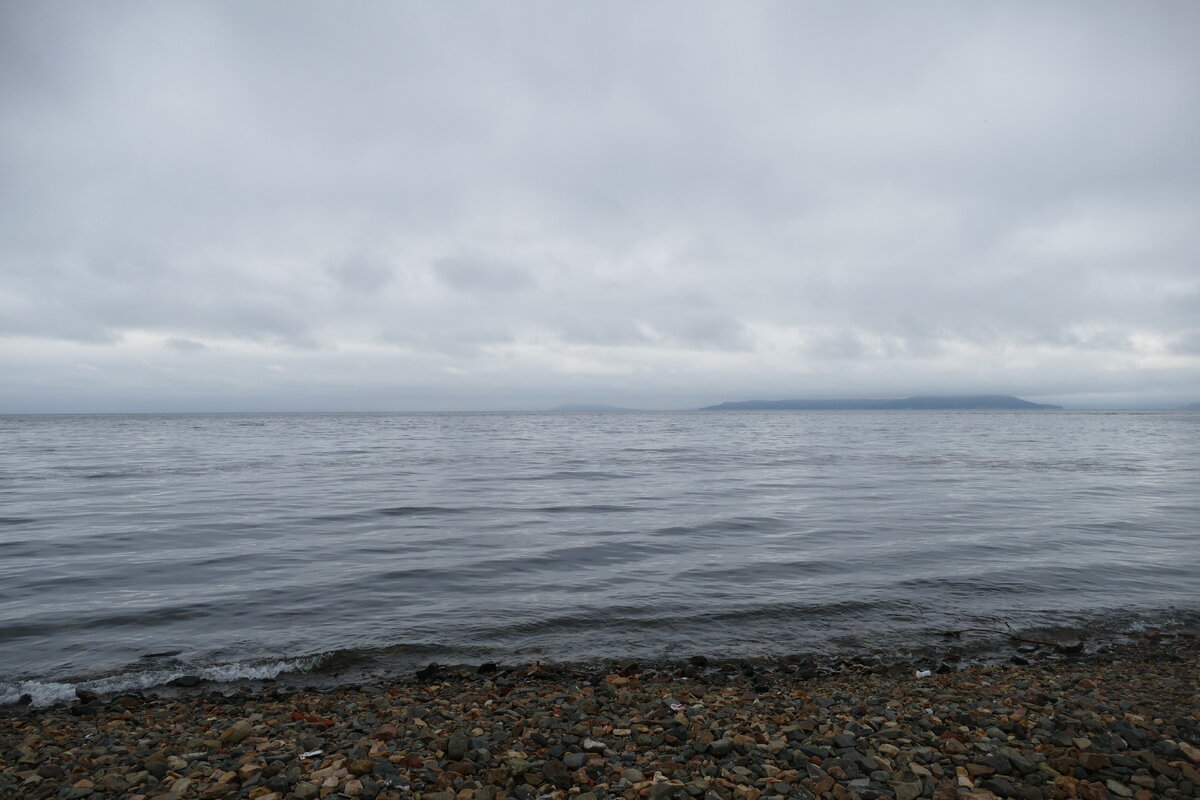 Каменистый пляж, мусор валяется в пределах нормы, живописно вписываясь между камнями украшая их и придавая некого шарму.