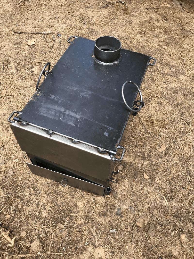 Изготовлена из стали 2-3 мм. ДхШхВ: 42х28х30 см. Плюс 4,5 см высота основания дымохода. Высота с ножками - 55 см. 